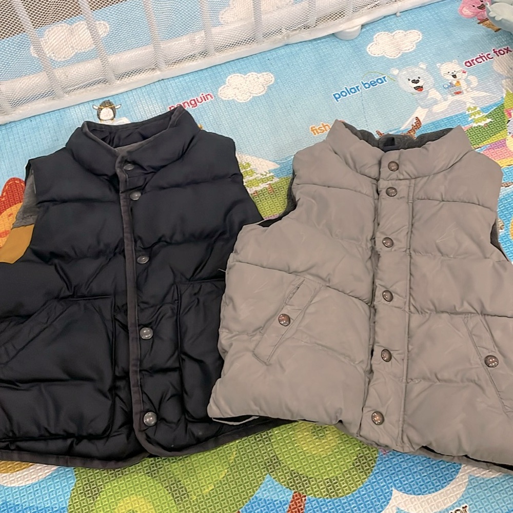 Baby gap puffer vests- navy & grey 2t & 3t EUC 2 pcs